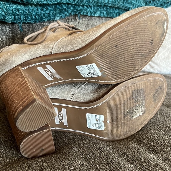 Tom's suede distressed lace up stacked taupe oatmeal ankle booties Size 8 - Picture 9 of 14